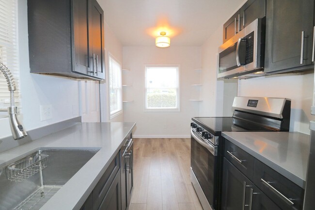 Building Photo - 2/1 house in Bay Park! Vinyl flooring, upd...