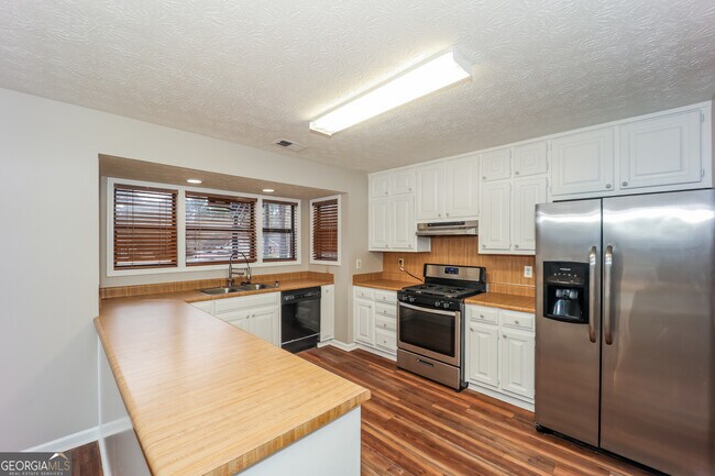 Foto del edificio - 145 Whitney Way