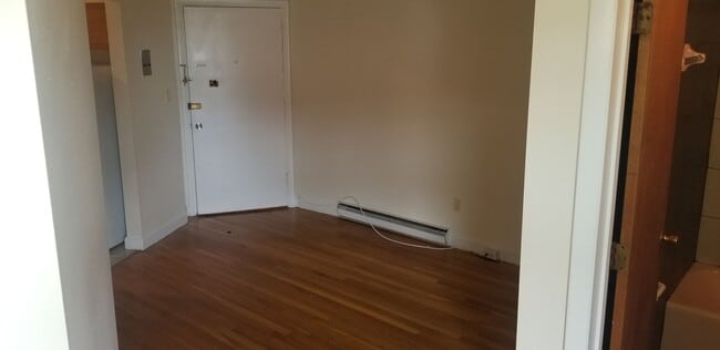 Building Photo - 1 Bed 1 Bath available 7-1 no broker fee