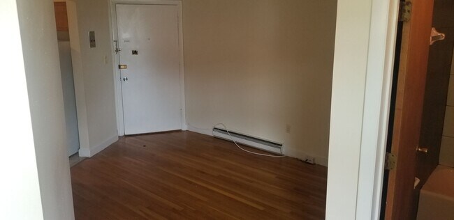 Foto del edificio - 1 Bed 1 Bath available 7-1 no broker fee