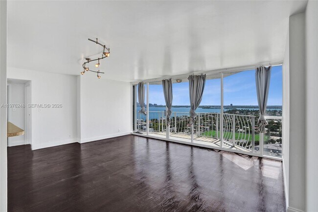 Foto del edificio - 7601 E Treasure Dr