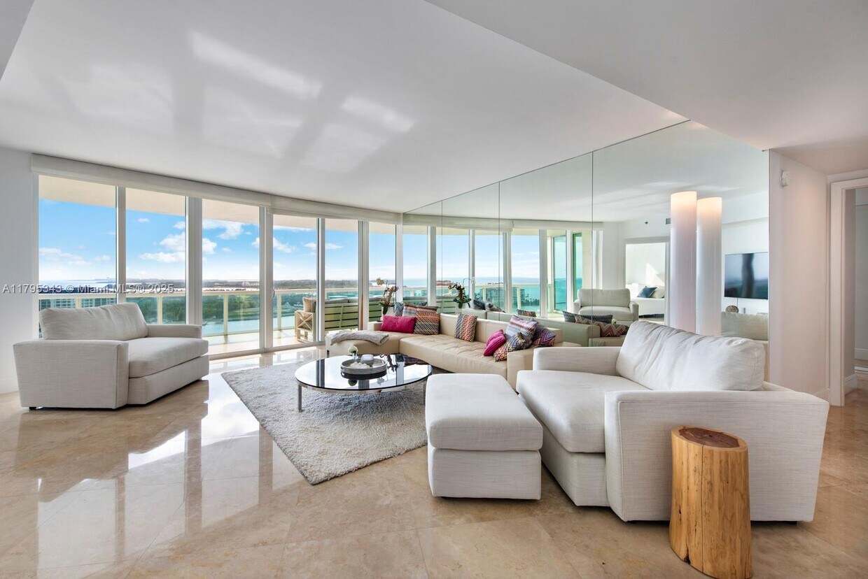 Foto principal - 1000 S Pointe Dr