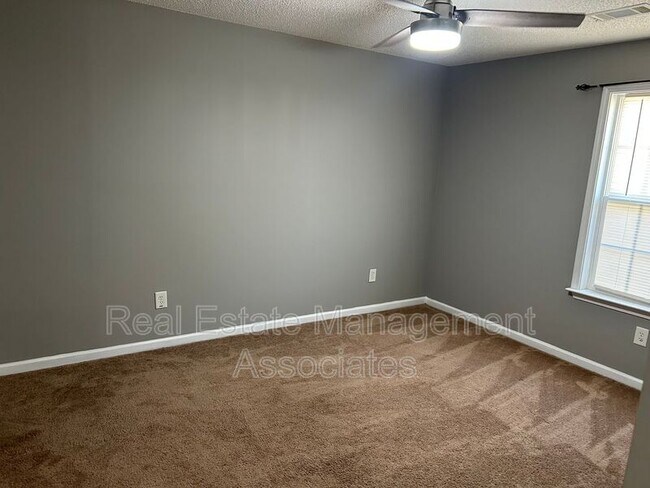 Foto del edificio - 1710 Summerwoods Ln