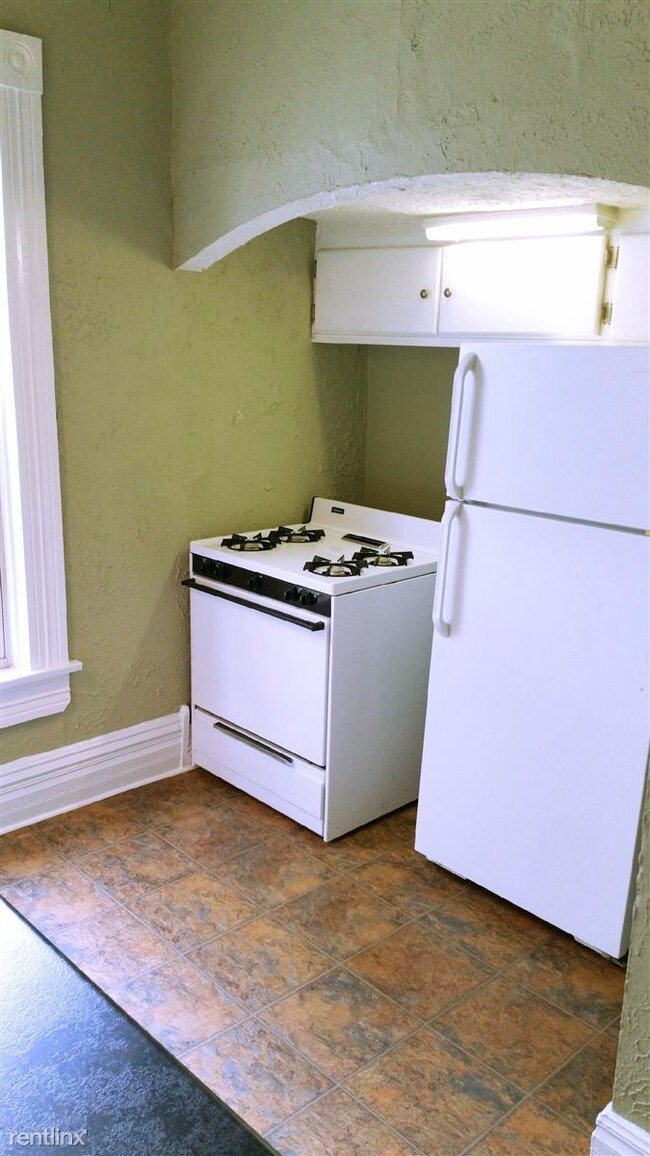 Building Photo - 2 br, 1 bath Triplex - 63 E Duncan St 2 Bd...