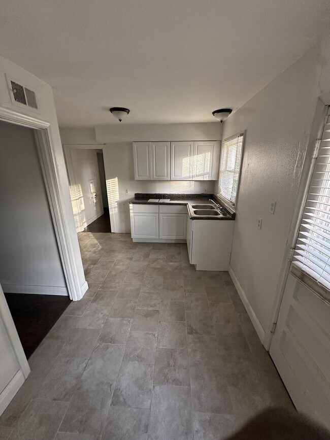 Foto del edificio - 4855 Elena St