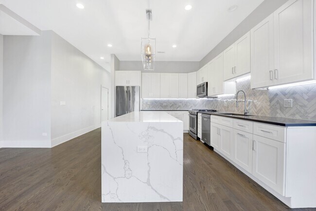 Foto del edificio - 562 W 18th St