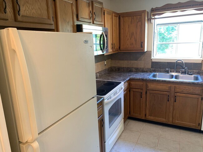 Building Photo - 3BR/2BA Available Immediately