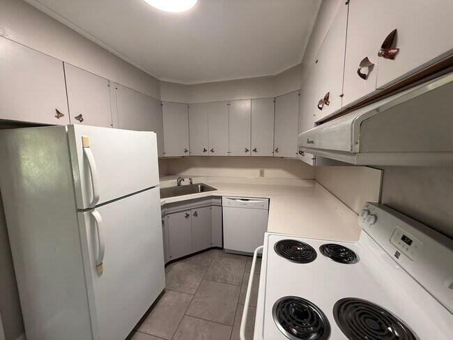 Foto del edificio - Coming Soon: Near the University 2 bedroom Duplex With Private yard
