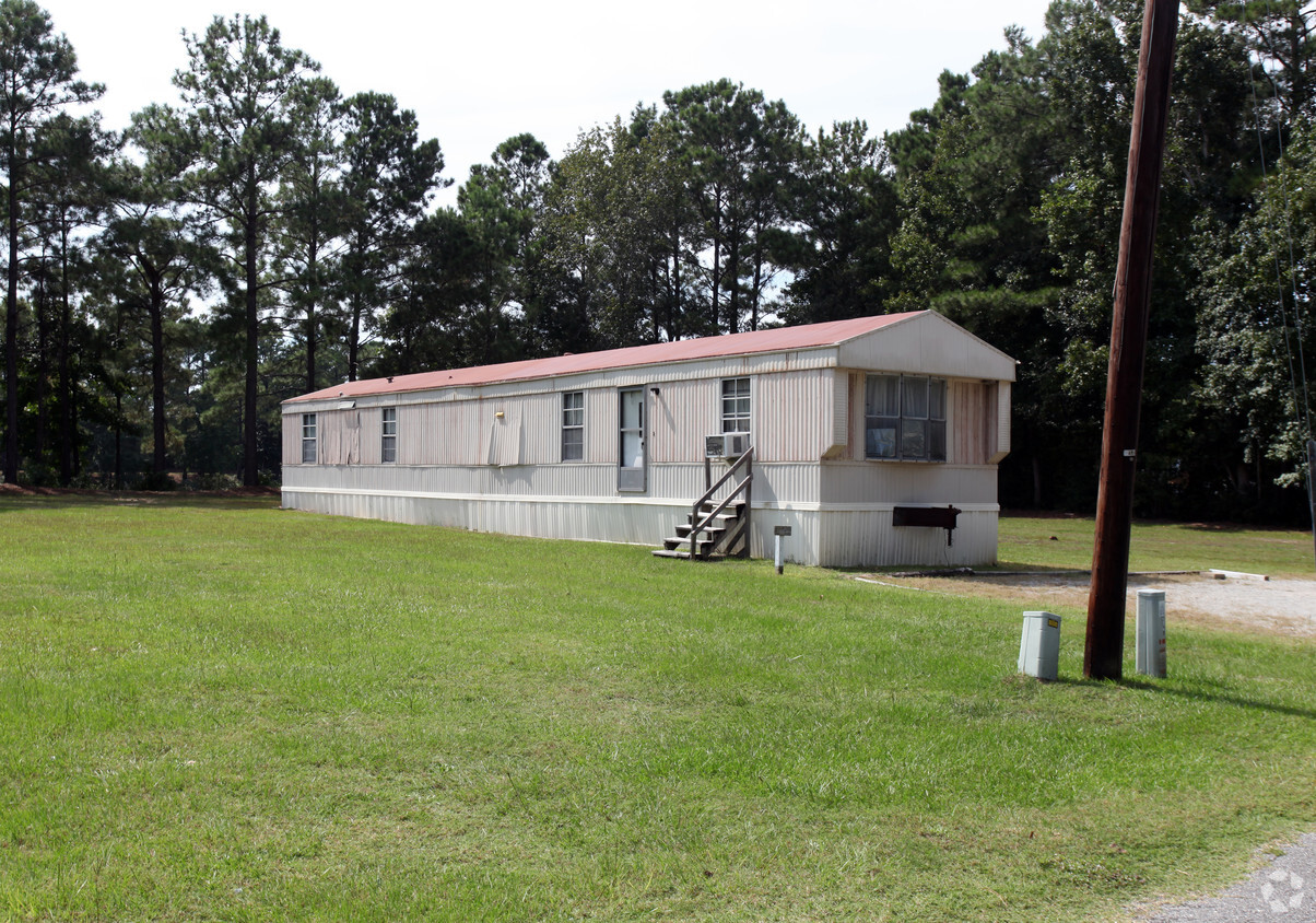 Hidden Lake Mobile Home Park Apartments in Wilmington, NC