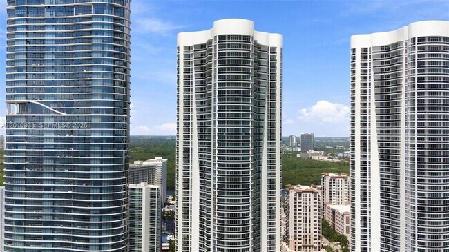 Foto del edificio - 15811 Collins Ave