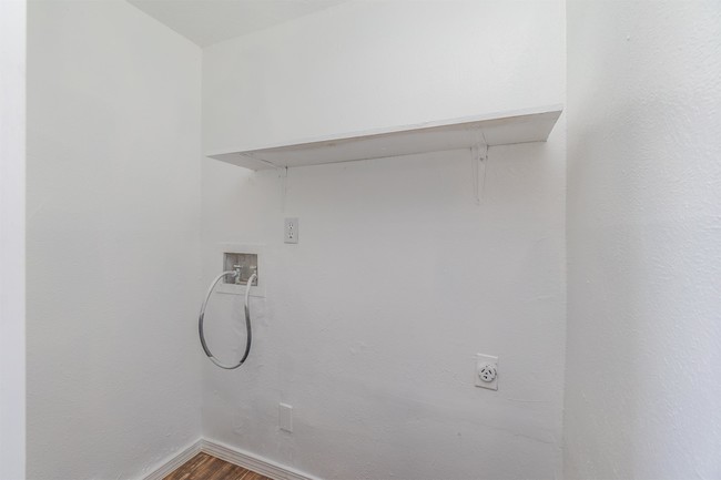 Building Photo - 1705 Beaumont Dr