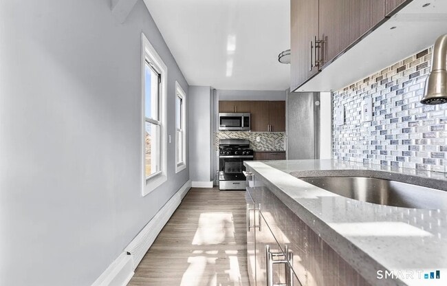 Building Photo - 746 Maple St