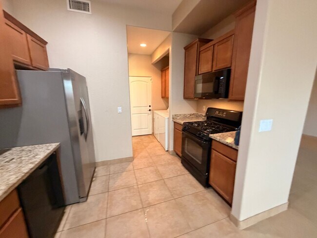 Foto del edificio - End Unit *Gated* Downtown Phx Townhome 2 Car Garage!