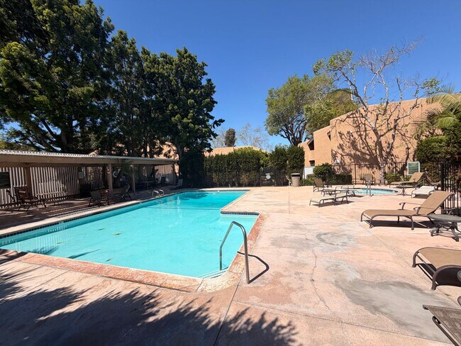 Foto del edificio - Updated 2 Bed, 2 Bathroom Condo For Rent w/ Parking! - South Coast Metro