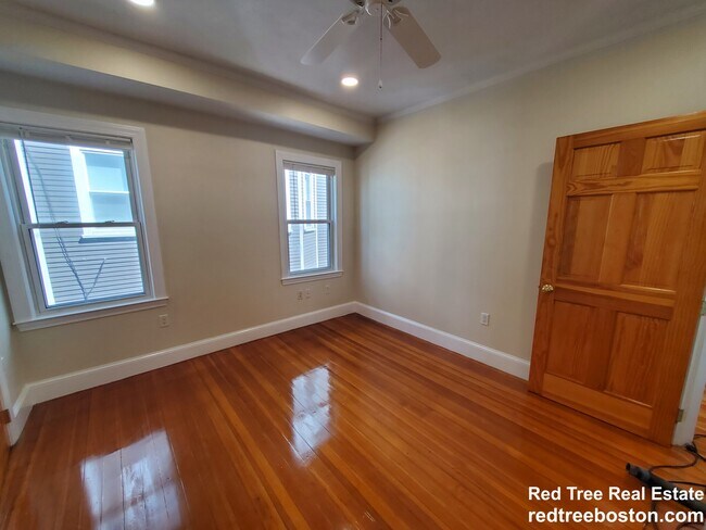 Foto del edificio - 202 Hyde Park Ave