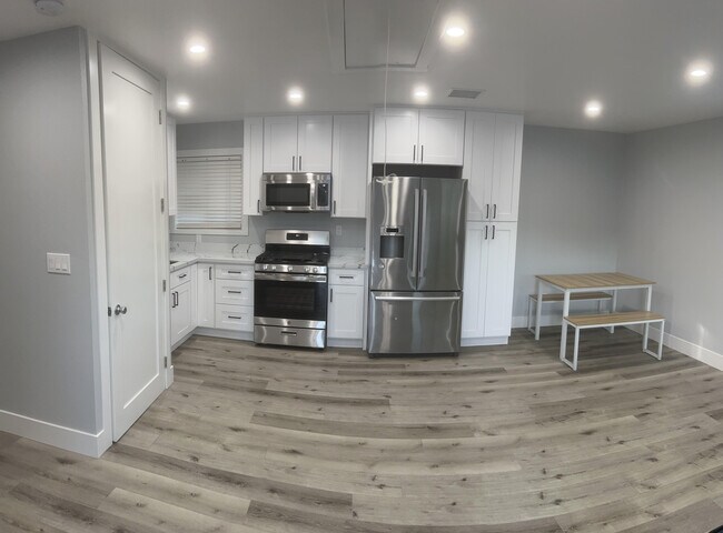 Cocina de espacio abierto - 917 Clemensen Ave