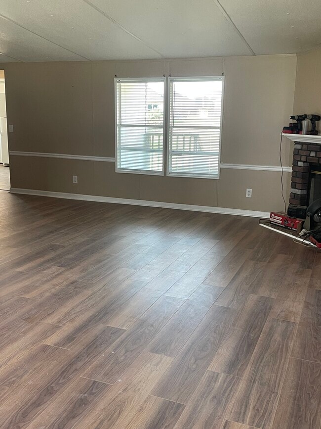 Large Greatroom with fireplace - 234 Hunt Rd
