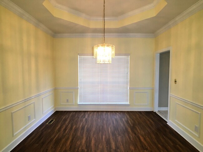 Foto del edificio - 717 Ridge Way Cir