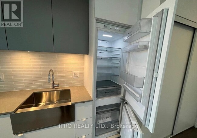 Building Photo - 270-1270 Dufferin St