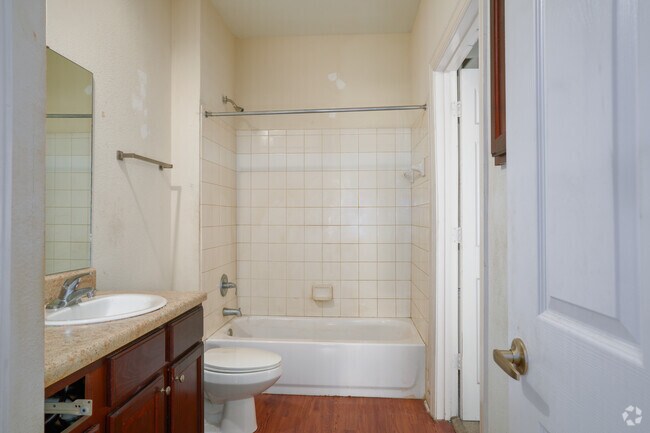3 habitaciones, 2 baños - 1226 pies cuadrados - Segundo baño - Elm Street Village