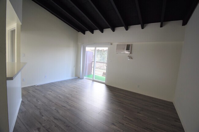 Foto del edificio - 5939 Cedros Ave
