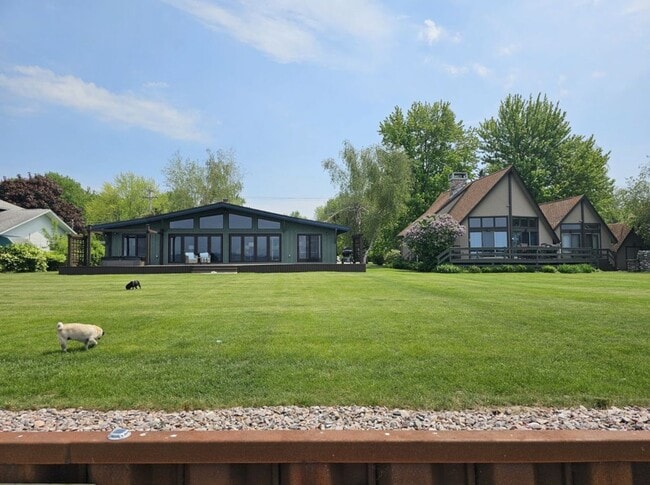 Foto del edificio - Offered for Rent – Available April 1, 2026 St. Lawrence Seaway Luxury Waterfront Home – Cape Vinc...