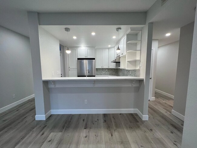 Foto del edificio - Completely renovated New hardwood floors.