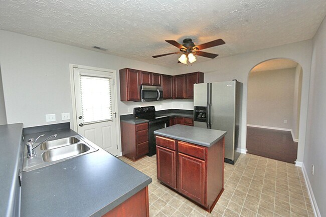 Foto del edificio - 4 Bedroom Home w/ Fenced Backyard Near RTP & Brier Creek