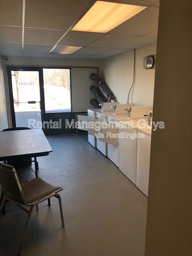 Foto del edificio - 131 Cedar Ct E