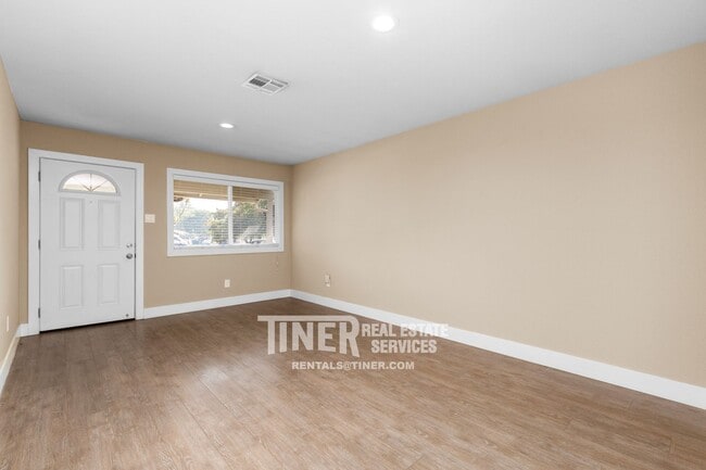 Building Photo - 2 Bed/1 Bath Duplex - Available 3/25/22