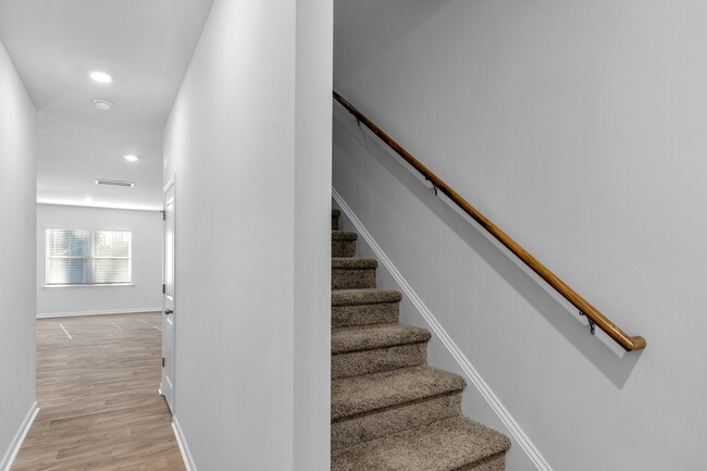 Building Photo - 8131 Murray Branch Dr