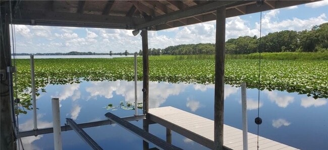 Foto del edificio - 19 Windy Point Rd