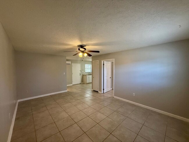 Building Photo - Maryville 37803 - Charming and freshly updated 1-bedroom, 1-bath duplex - Lawncare and water is i...