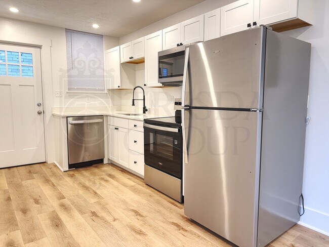 Foto del edificio - Avail Sept 1: 2BR Apt in Beechview, South Hills.  BEAUTIFUL design, Laminate Floors, AC, Pets OK,...