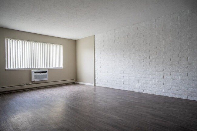 Living/Dining Area-Classic - Little Creek Apartments