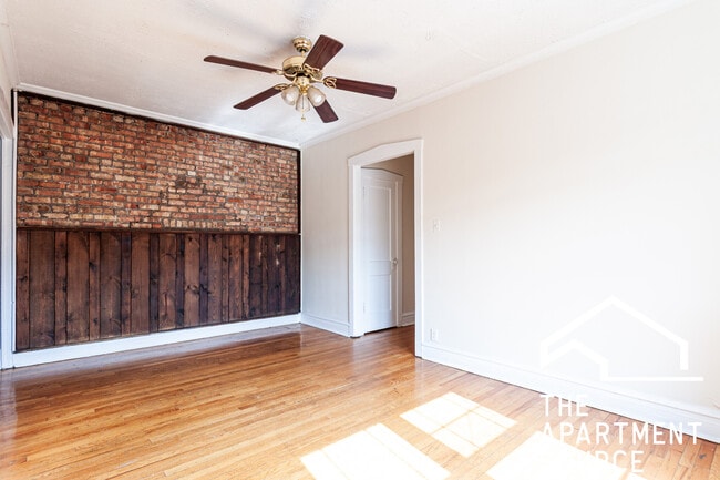 Building Photo - 955 W Cornelia Ave