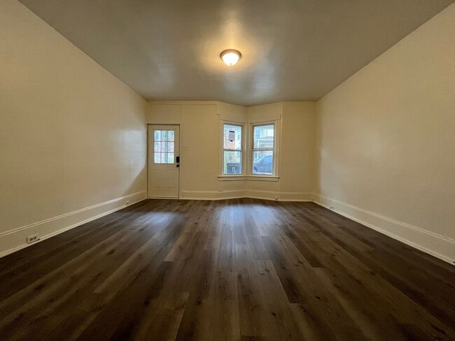 Building Photo - Jamestown St 142-144