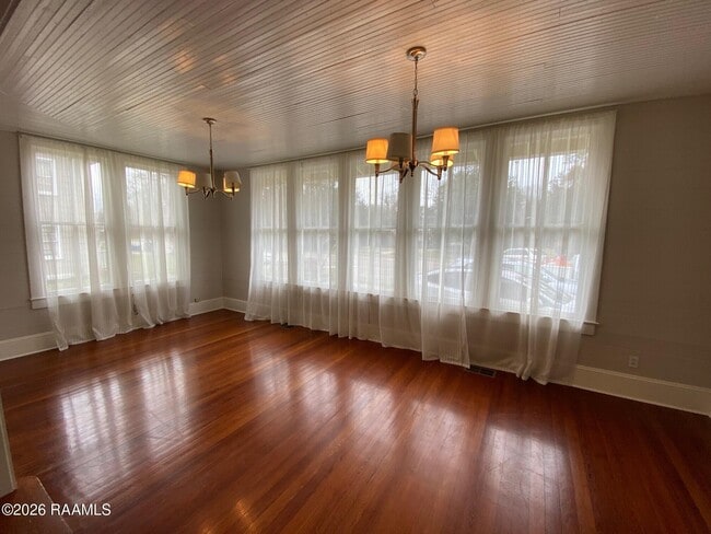 Foto del edificio - 215 Versailles Blvd