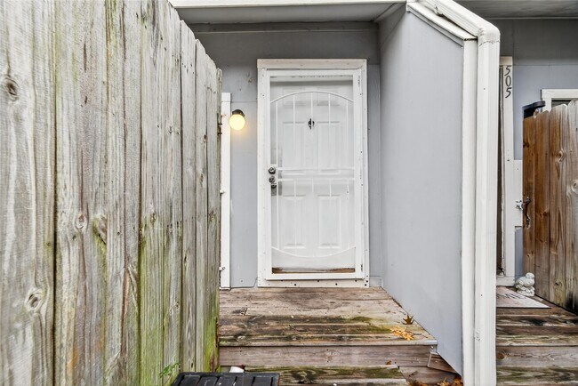 Building Photo - 9550 Deering Dr