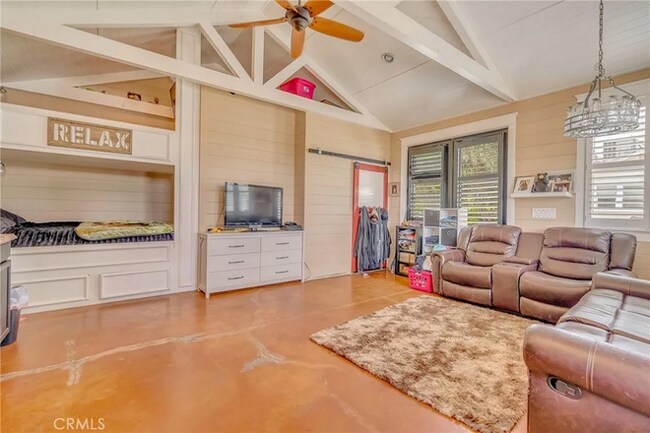 Sala de estar - 3874 Crown Rd