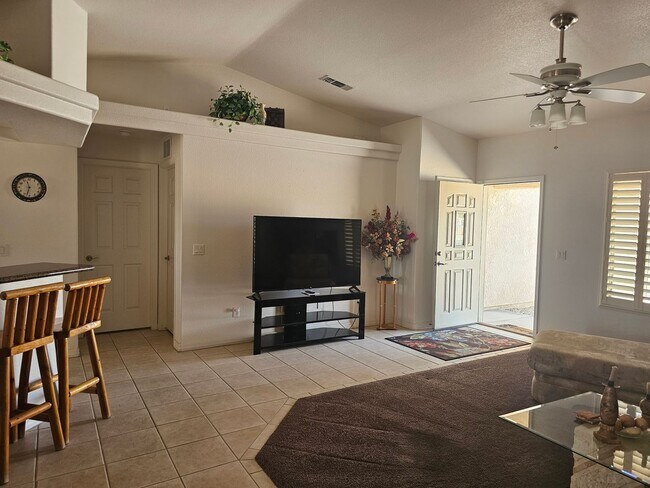 Foto del edificio - Unfurnished or Furnished Lon Term