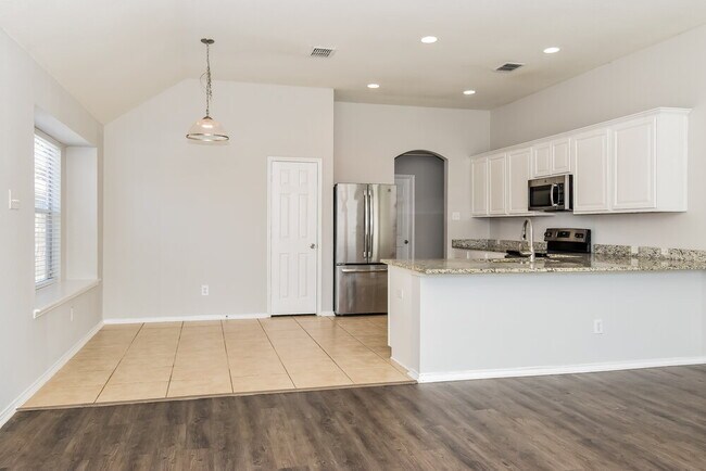 Building Photo - 910 Bowie Dr