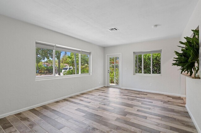 Building Photo - 1120 N Palmway