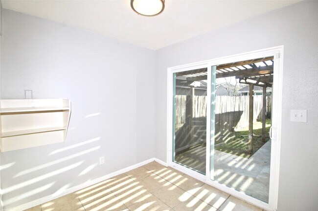 Foto del edificio - 2126 Highland Hills Dr
