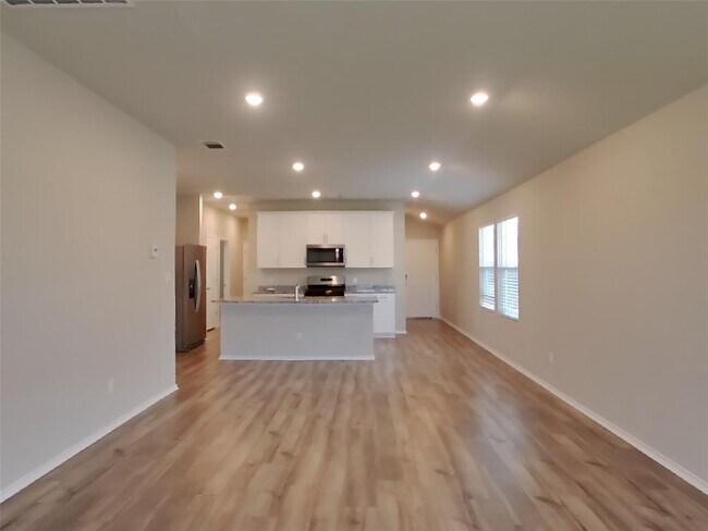 Building Photo - 5128 Saddle Clb Dr