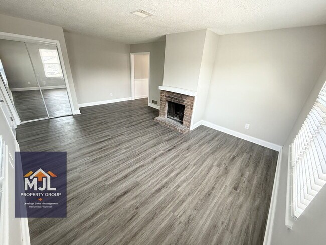 Foto del edificio - Renovated 2 Bedroom/ 1 Bath Apartment with Garage *READY NOW*