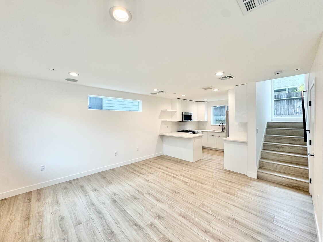 Primary Photo - 1125 N Virgil Ave