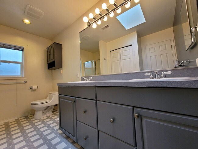 Foto del edificio - Bright Four-Bedroom Home with Spacious Outdoor Area