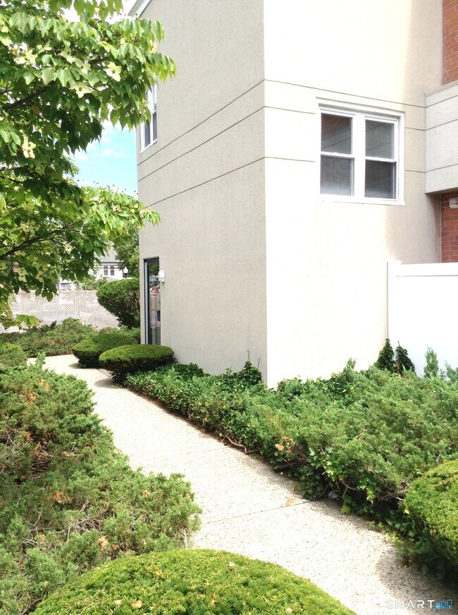 Building Photo - 1220 Whitney Ave