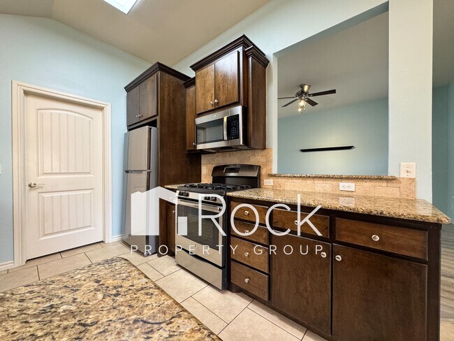 Foto del edificio - 3 Bedroom Home in North Norman with New Carpet